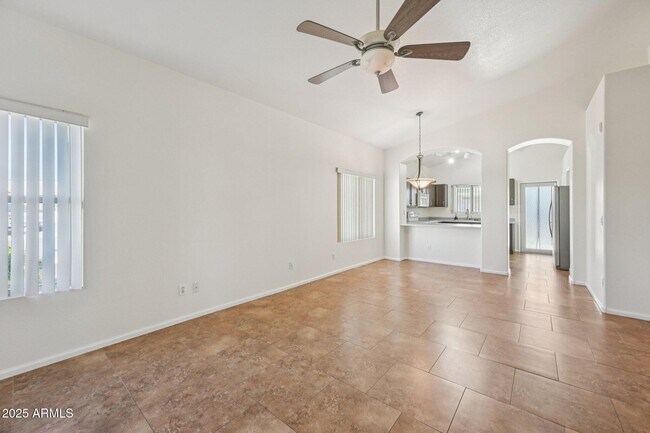 Foto del edificio - 15649 W Magnolia St