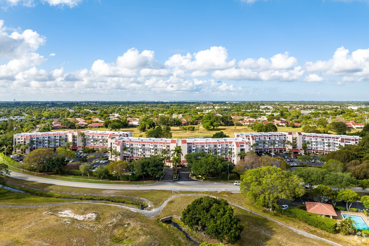 Building Photo - Lakes of Environ