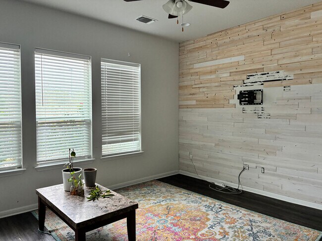 Foto del edificio - Elegant 6 BR 5 BA Home with Modern Amenities