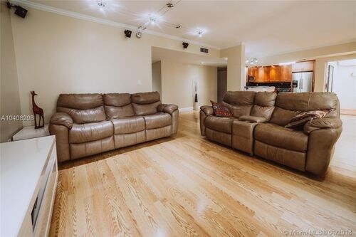 Foto del edificio - 323 Ives Dairy Rd