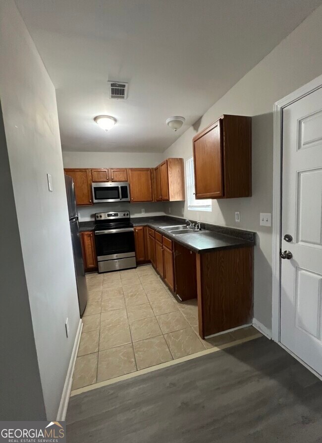 Foto del edificio - 733 Wheel House Ln