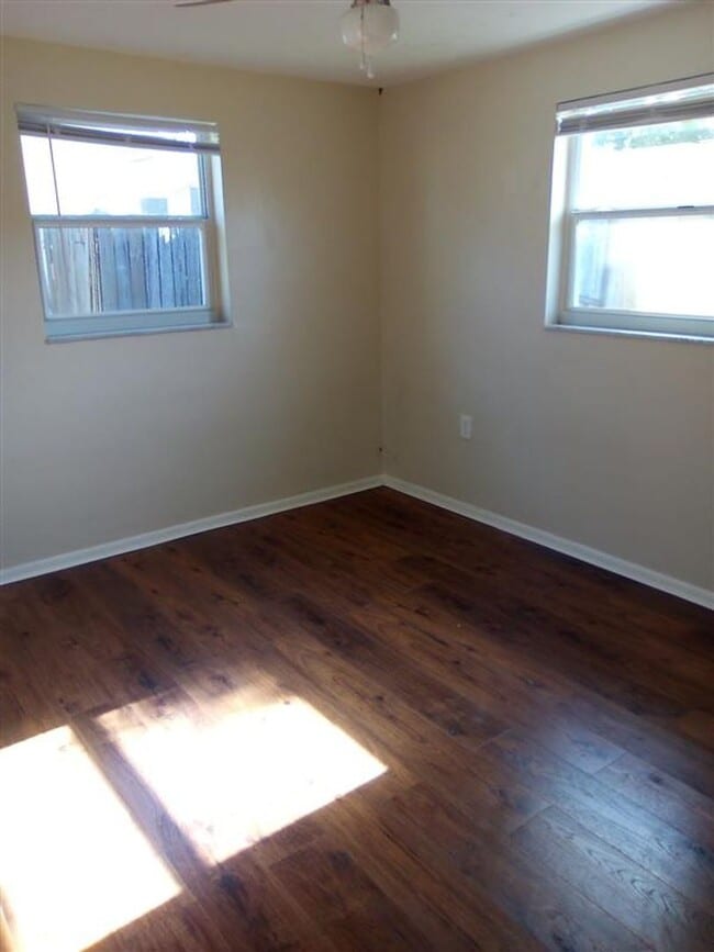 Foto del edificio - Charming Home with Exquisite Features Near...