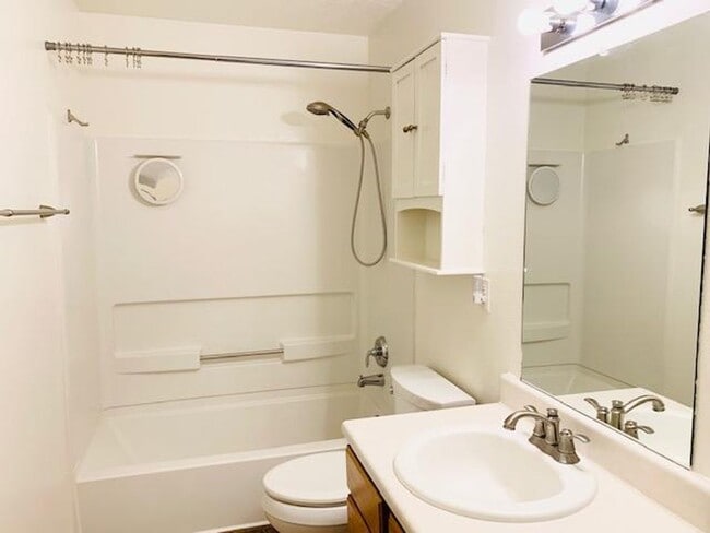 Building Photo - Lovely 1460/sf 3 Bedroom  2 Bath  2/CG TH
