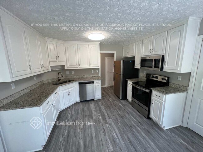 Building Photo - 115 E Lawn Dr