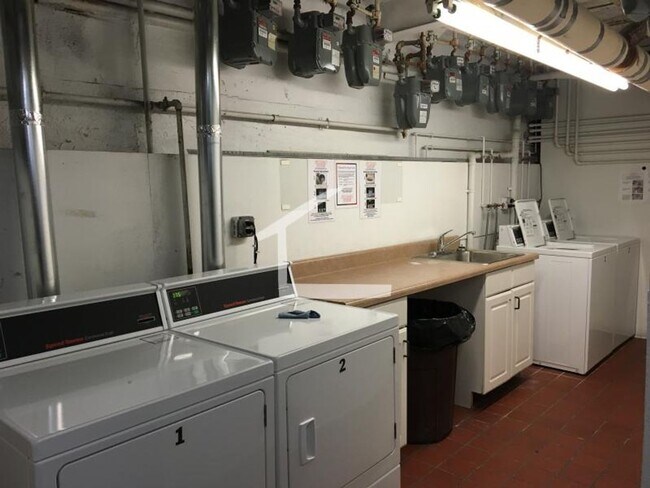 Foto del edificio - Large Renovated Unit in Brighton for June ...