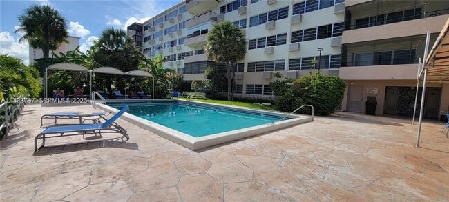 Foto del edificio - 220 Kings Point Dr