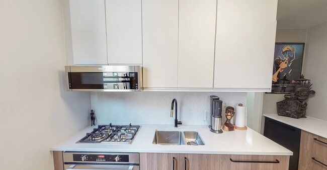 Building Photo - Beautiful One bedroom flooded with light