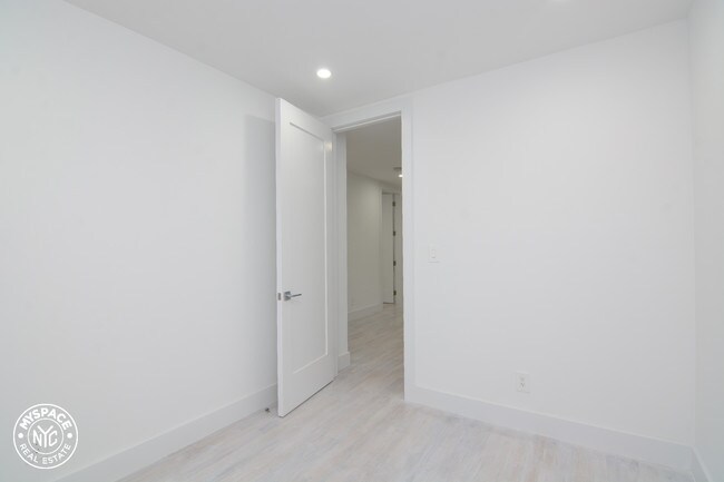 Building Photo - 220 Kosciuszko St