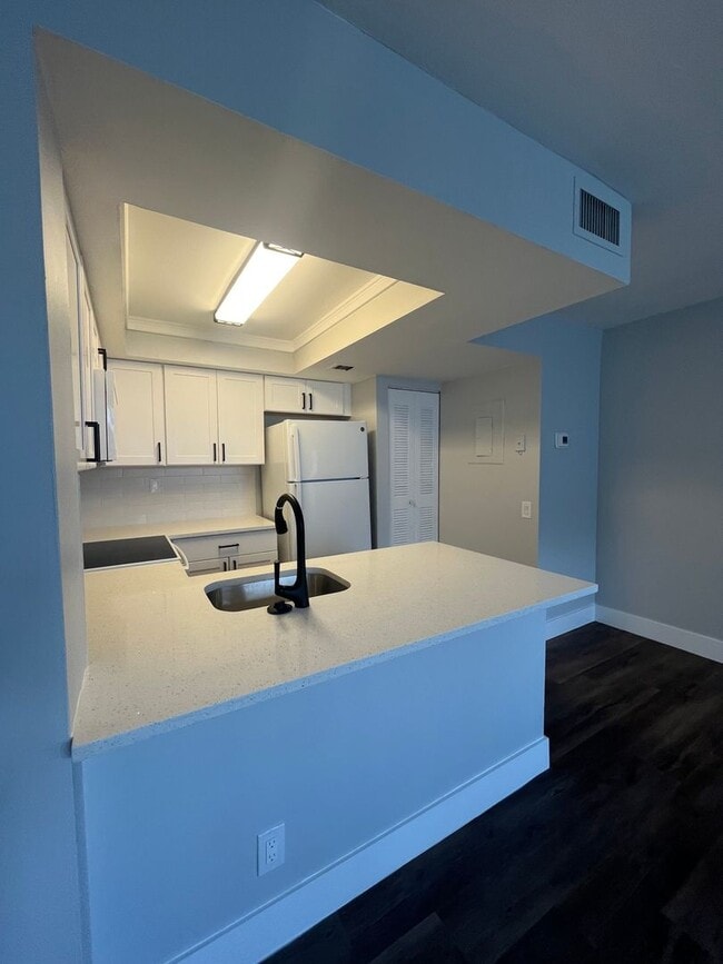 Foto del edificio - ONE BEDROOM ONE BATHROOM! WATERFRONT COMMUNITY!