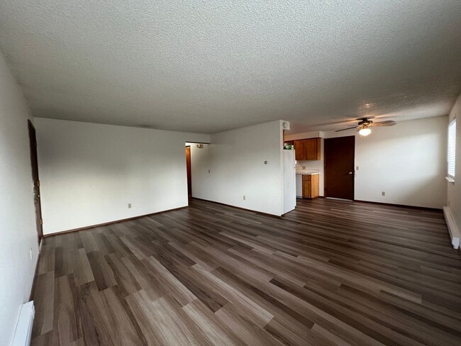 Building Photo - 2 Bed, 1 Bath Ground Floor Apartment