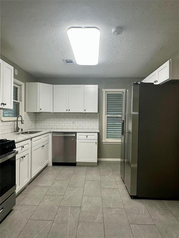 Building Photo - 2303 Oaklawn Dr