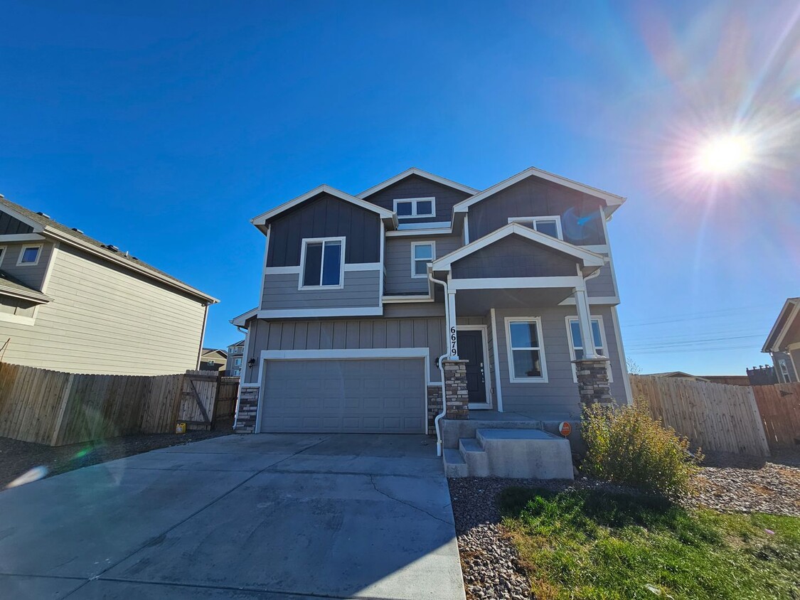 Foto principal - 4 Bed 3 Bath in Lorson Ranch!!