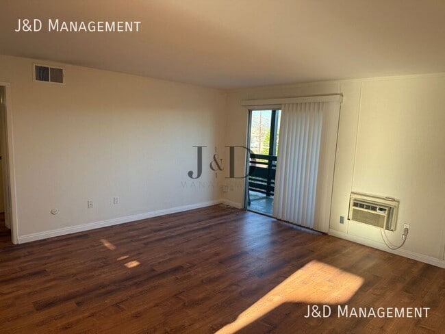 Building Photo - 526 S Tulip St