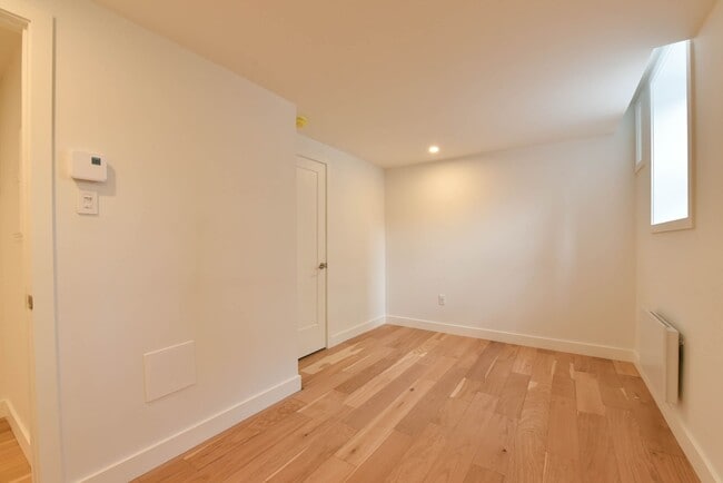 Building Photo - 590 Av. Outremont