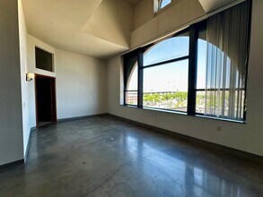 Building Photo - 611 W National Ave