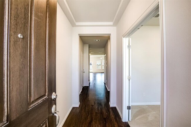Building Photo - 667 Windbrook Dr