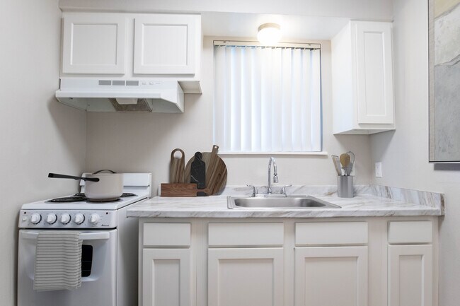 Estudio - Cocina - Bear Valley Village Apartments
