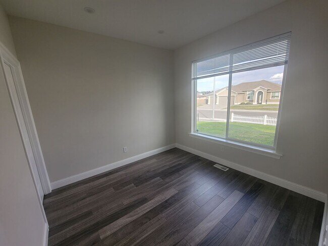 Building Photo - Stylish Single-Level Home in Pasco with Fi...