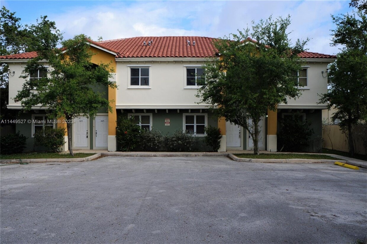 421 NW 40Th Ct, Oakland Park, FL 33309 - Townhome Rentals in Oakland Park  FL | Apartments.com