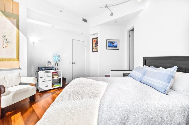 Foto del edificio - Furnished Luxury Penthouse Room. Utilities Included & Monthly Housekeeping