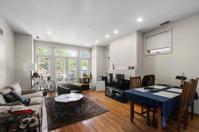 Foto del edificio - 2338 N Greenview Ave