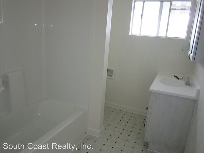 Building Photo - 4986 Rhoads Ave