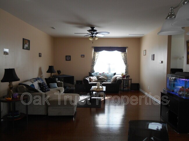 Foto del edificio - 129 Brookhaven Rd