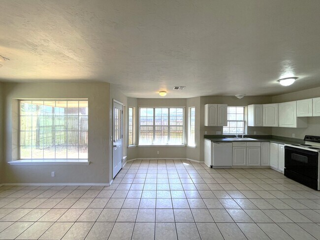 Building Photo - Charming Retreat: 3 Bed, 2 Bath Home in Hi...
