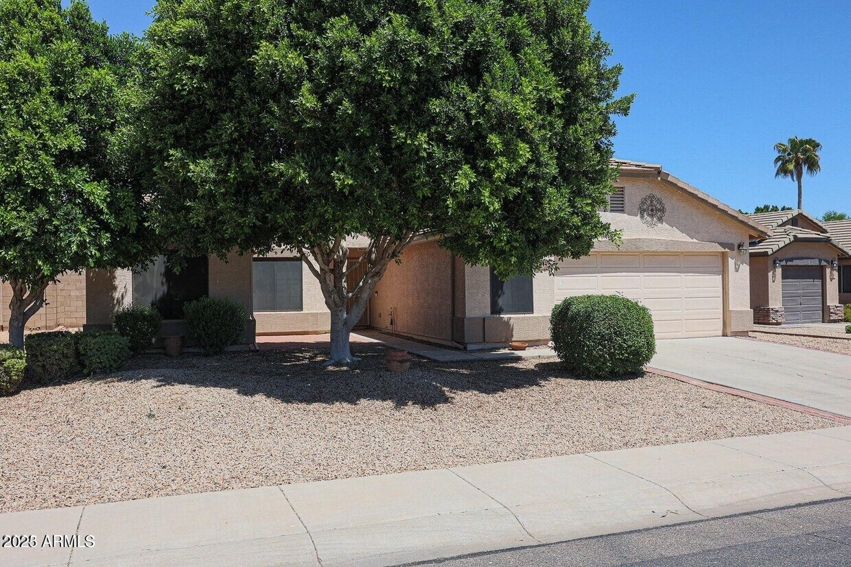 Foto principal - 15230 W Crocus Dr