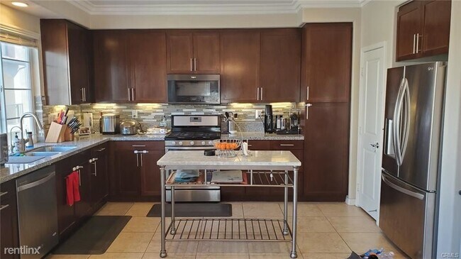 Building Photo - 3 br, 2.5 bath Townhome - 1681 Acacia Unit A