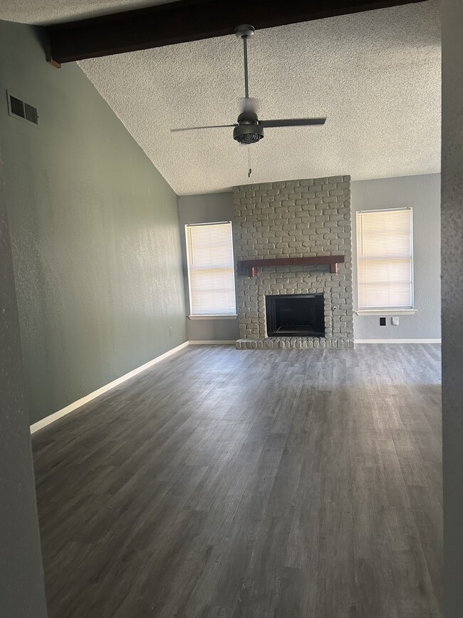 Foto del edificio - 1315 White Rock Dr