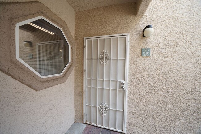 Foto del edificio - SHOWINGS AVAILABLE NOW