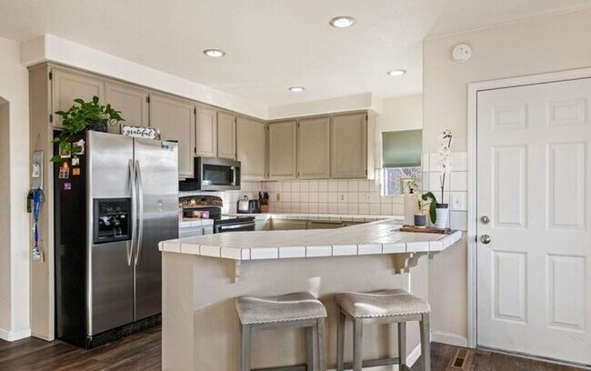Foto del edificio - Beautiful Home Located in Gated Golf Course Community!!