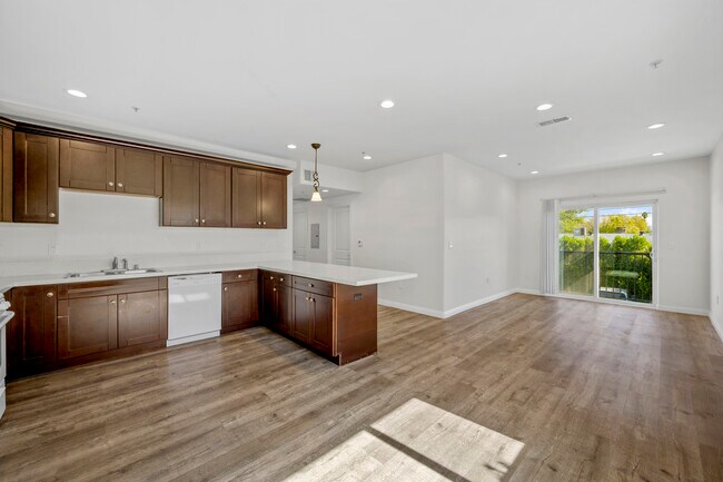 Foto del edificio - 6358 Hazeltine Ave