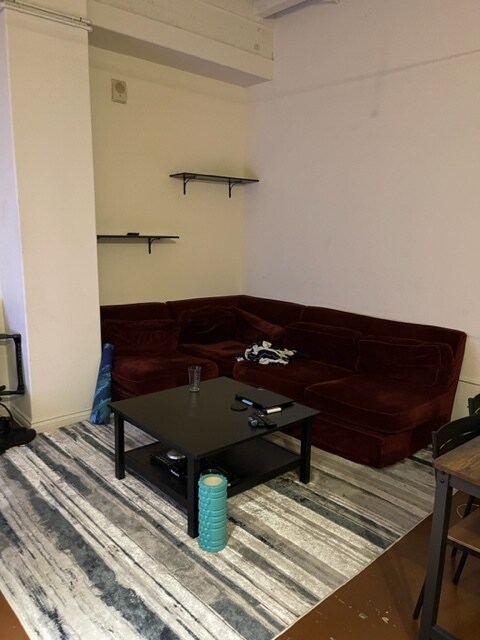 Foto del edificio - 312 W 5th St