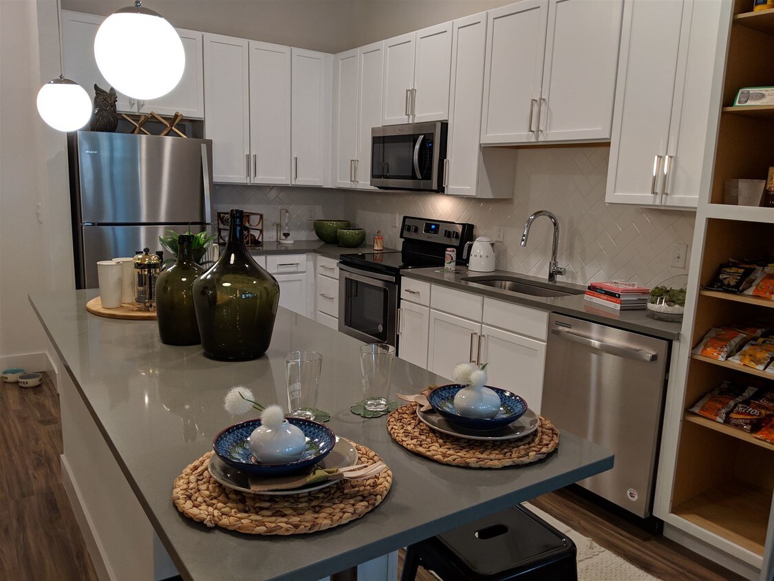 Foto principal - 2201 Edgewater Dr