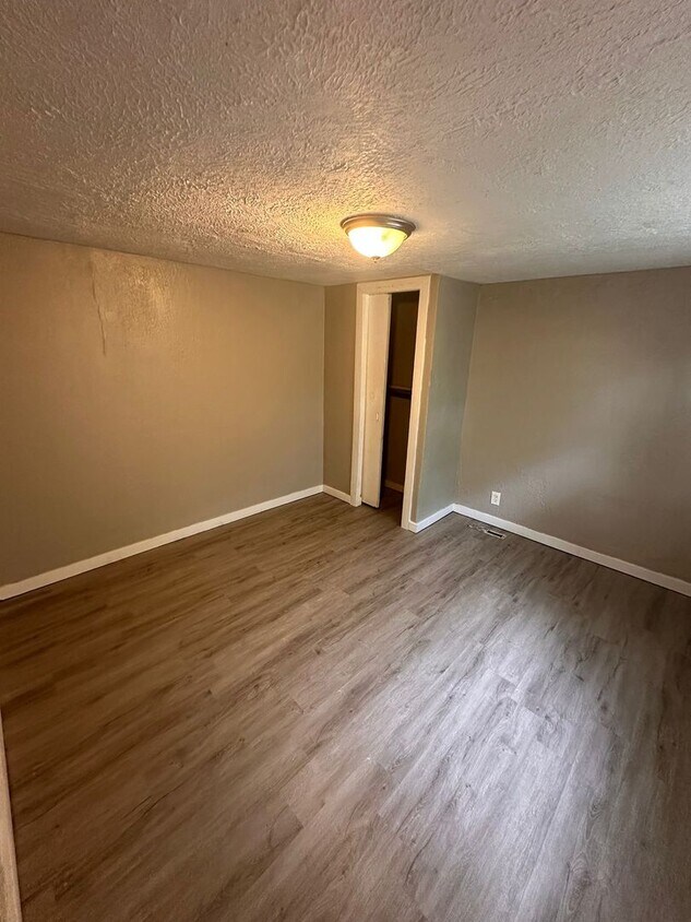 Building Photo - 3bedrooms 1 full bathroom. The house is ve...