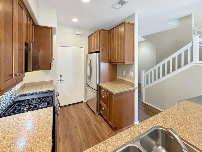 Foto del edificio - Beautifully Updated End-Unit Townhome in Valencia's Montana Community — No Rear Neighbors!
