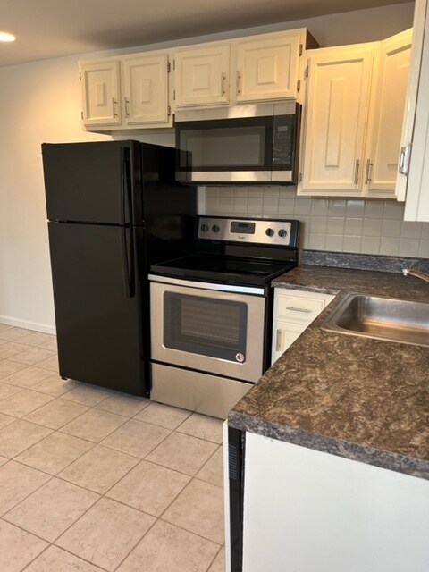 Kitchen - 3285 W Liberty Ave