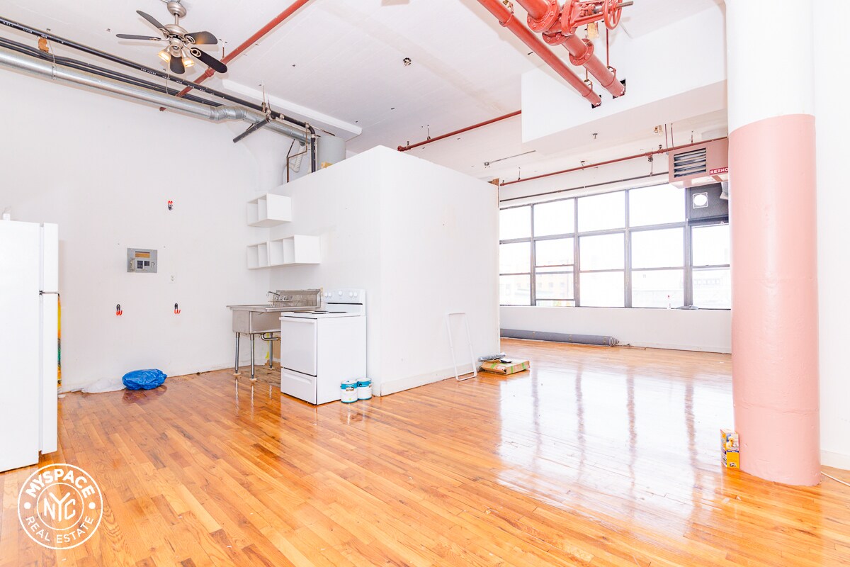 Primary Photo - 210 Cook St