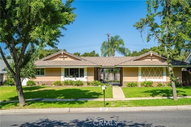 Primary Photo - 1527 N Mountain Ave