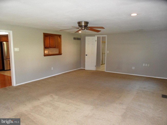 Building Photo - 120 Holly Dr