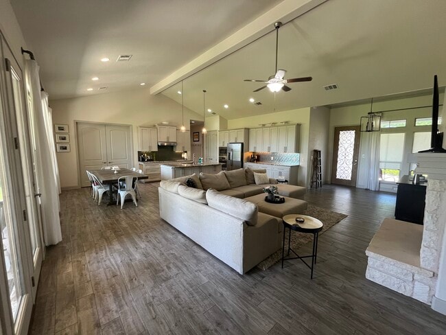 Building Photo - 305 Firestone Dr