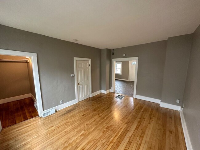 Foto del edificio - 2148 S 25th St. (Duplex)