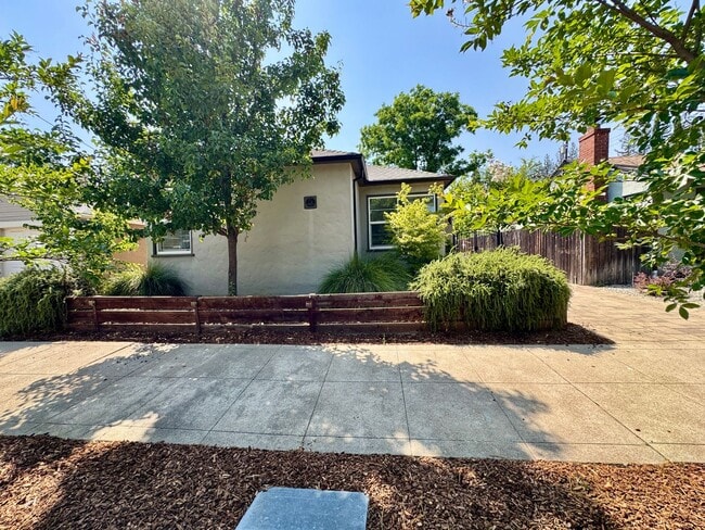 Building Photo - Charming Home Available Now!