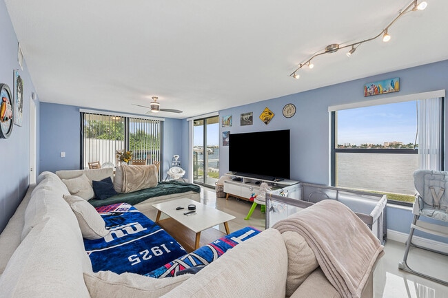 Building Photo - 896 N Federal Hwy