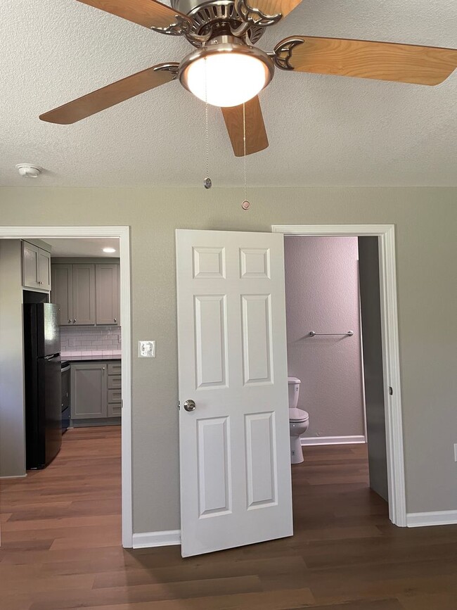 Building Photo - Available Now! Fully Renovated 2 Bed, 1 Ba...