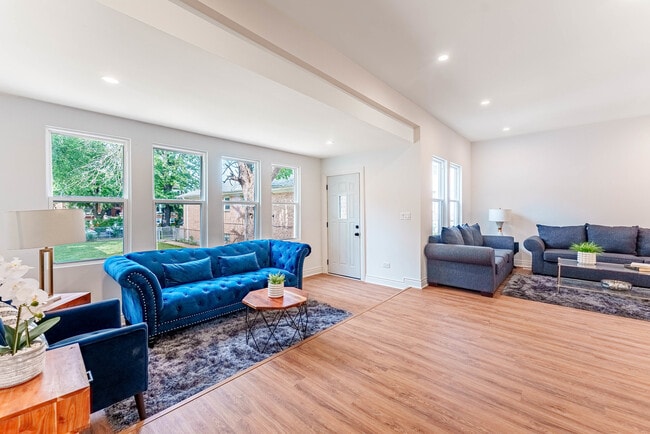 Foto del edificio - 2343 Ridgeland Ave