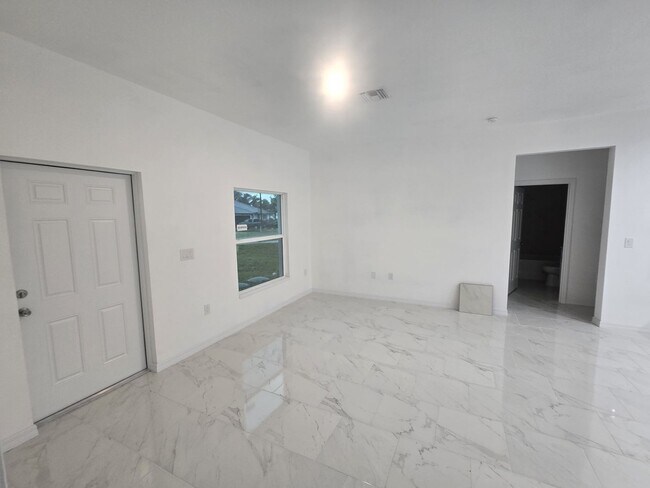 Foto del edificio - BRAND NEW THREE BEDROOM, 2 BATH, 1 CAR GAR...