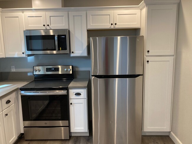 Stainless steel appliances, including dishwasher, oven, stove, microwave. Quartz countertop. - 16021 Victory Blvd